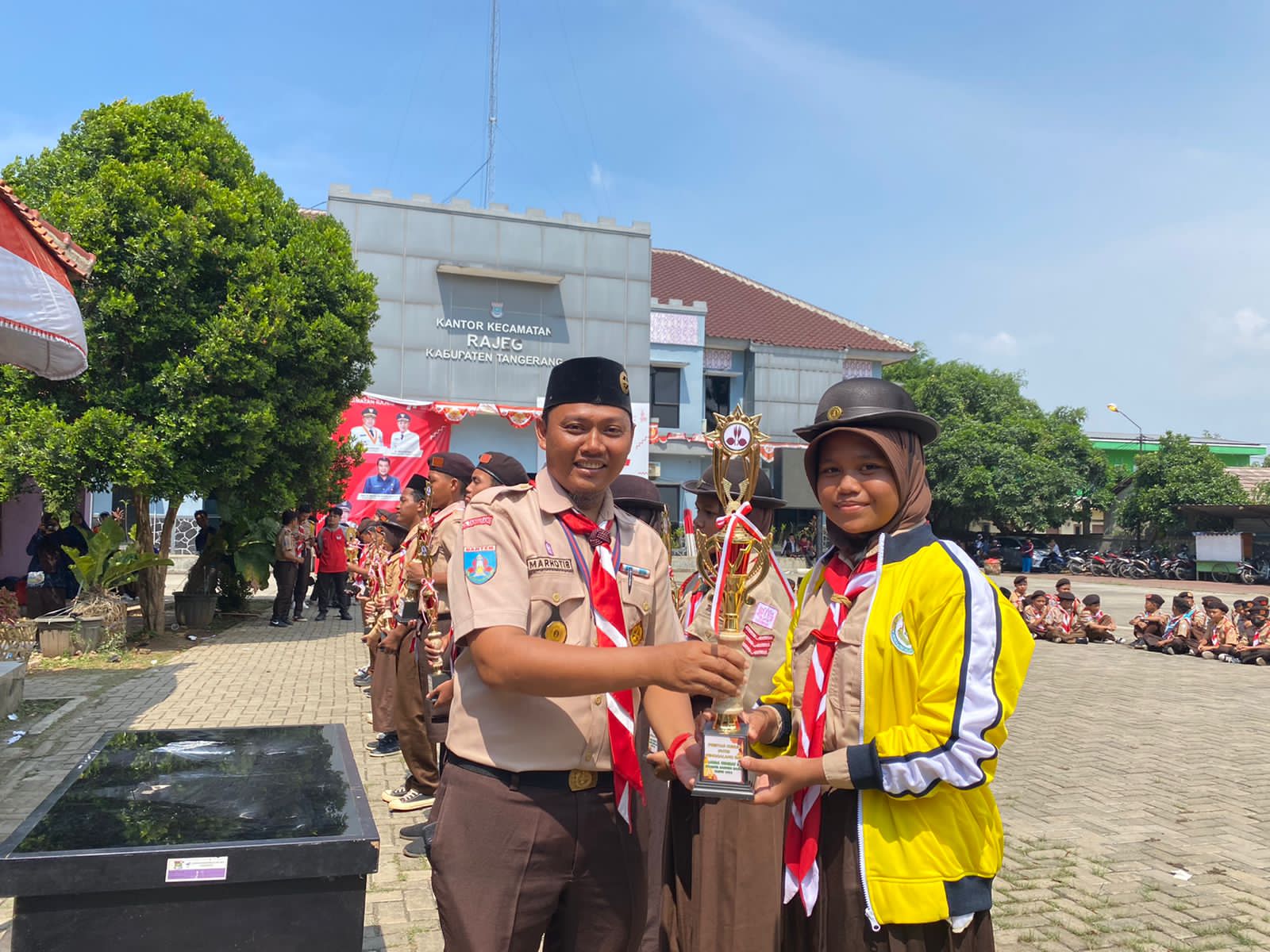 You are currently viewing Gerakan Pramuka SMP IT Auladi Islami Berhasil Boyong Trofi Penggalang Putri